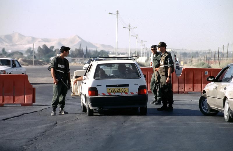 Fahrzeugkontrolle soldaten