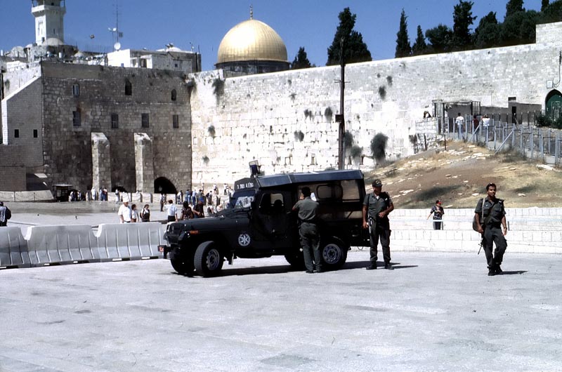 Klagemauer mit dem Felsendom und armee jeep